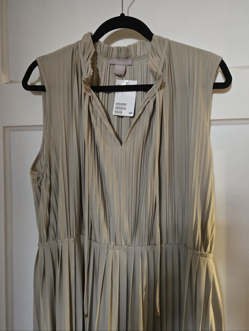 NWT H&M Sleeveless Pleated Midi Dress in Light Beige - Picture 2 of 7